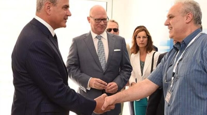 Ralph de la Torre, the founder and former chief executive of Steward Health Care, shook hands with an employee of one of Malta's public hospitals as Armin Ernst, the CEO of Steward Health Care International (center,) looked on in April 2018.